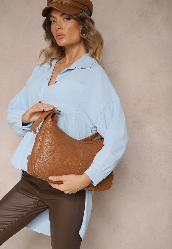 Renee - Jasnoniebieska Koszula Oversize o Długim Fasonie z Rozcięciami Tasine. Typ kołnierza: kołnierzyk klasyczny. Kolor: niebieski. Długość rękawa: długi rękaw. Długość: długie. Wzór: aplikacja. Styl: klasyczny, elegancki