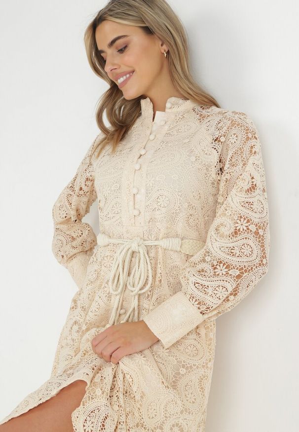 Born2be - Jasnobeżowa Sukienka Eudoreia. Typ kołnierza: kołnierzyk stójkowy. Kolor: beżowy. Wzór: ażurowy, aplikacja. Typ sukienki: rozkloszowane. Materiał: bawełna, koronka, materiał. Długość rękawa: długi rękaw. Sezon: lato. Styl: boho, elegancki. Długość: midi