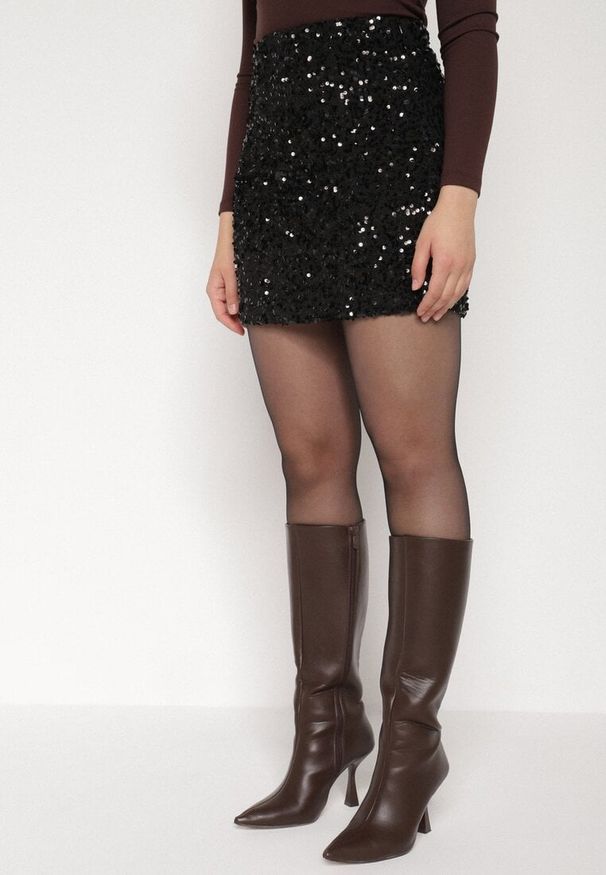 Born2be - Czarna Spódnica Ołówkowa Ozdobiona Cekinami Idinelle. Okazja: na randkę. Kolor: czarny. Wzór: aplikacja. Styl: elegancki