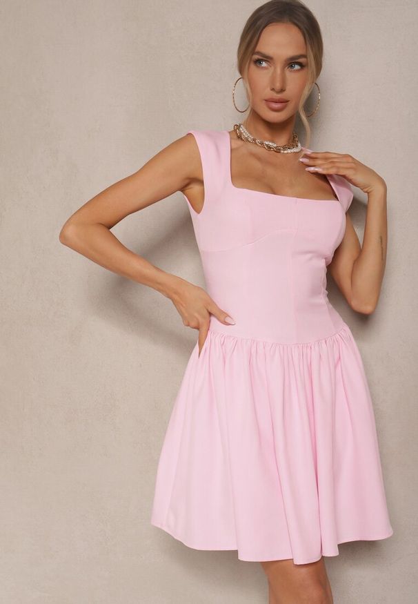 Renee - Różowa Sukienka o Rozkloszowanym Kroju z Kwadratowym Dekoltem Halivira. Okazja: na spacer, na co dzień. Typ kołnierza: dekolt kwadratowy. Kolor: różowy. Wzór: aplikacja. Typ sukienki: proste. Styl: casual, elegancki, klasyczny