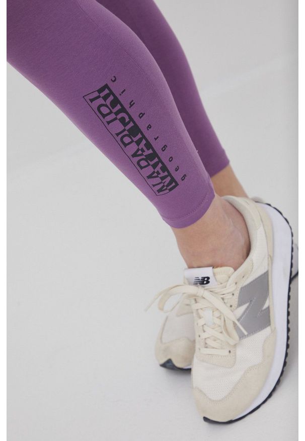 Napapijri legginsy damskie kolor fioletowy z nadrukiem. Kolor: fioletowy. Materiał: dzianina. Wzór: nadruk