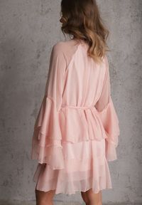 Renee - Różowa Eteryczna Sukienka z Falbanami i Wiązanym Paskiem w Talii Rivania. Kolor: różowy #2