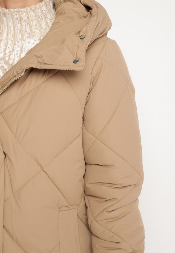 Born2be - Ciemnobeżowa Kurtka Płaszcz z Geometrycznym Pikowaniem Johnatta. Kolor: beżowy. Wzór: geometria