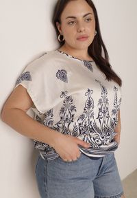 Born2be - Granatowa Wiskozowa Bluzka z Etnicznym Wzorem Melloshell. Okazja: na co dzień. Kolor: niebieski. Materiał: wiskoza. Styl: elegancki, casual #6