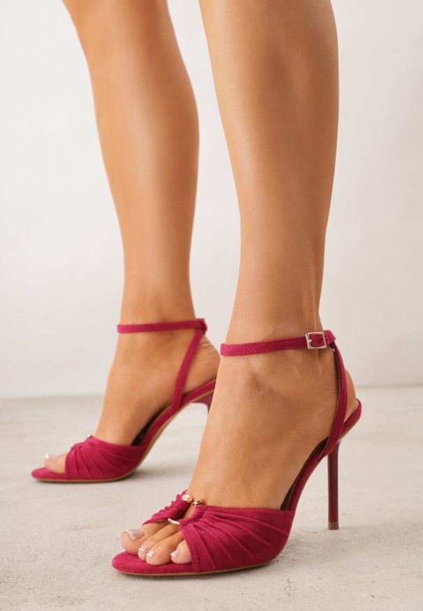 Born2be - Różowe Sandały na Szpilce VICES z Marszczeniem i Metaliczną Aplikacją Nemenoe. Okazja: na wesele, na co dzień, na ślub cywilny. Zapięcie: pasek. Kolor: różowy. Wzór: aplikacja. Obcas: na szpilce. Styl: casual, klasyczny, elegancki