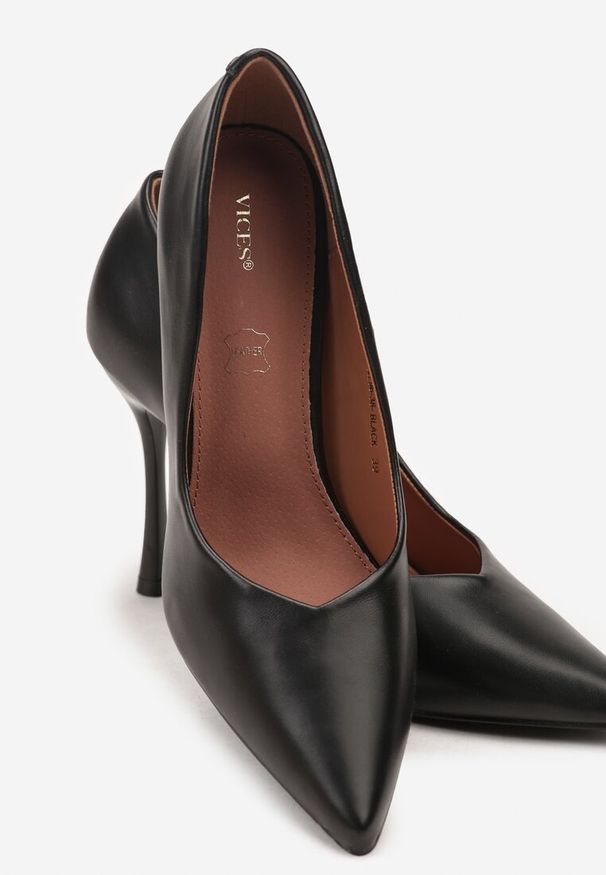 Born2be - Czarne Klasyczne Szpilki Vices ze Skórzaną Wkładką Fridde. Okazja: do pracy, na spotkanie biznesowe, na imprezę. Kolor: czarny. Materiał: skóra. Obcas: na szpilce. Styl: klasyczny. Wysokość obcasa: średni