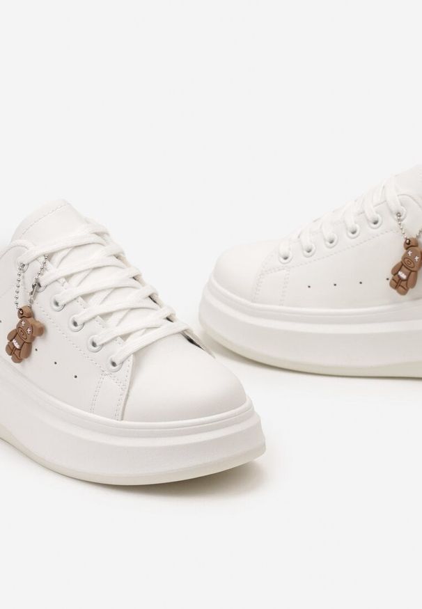 Renee - Biało-Złote Sneakersy na Platformie z Perforacją z Zawieszką Misia Seelin. Okazja: na co dzień. Kolor: biały. Materiał: dzianina, skóra. Obcas: na platformie. Wysokość obcasa: średni