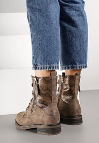 Renee - Brązowe Botki w Stylu Workerów z Ozdobnym Suwakiem i Wężową Wstawką Vemalora. Okazja: na co dzień. Kolor: brązowy. Materiał: jeans, skóra. Styl: klasyczny, casual, elegancki #3