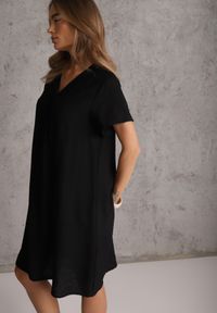Renee - Czarna Wiskozowa Sukienka Pudełkowa z Dekoltem w Serek Noludig. Typ kołnierza: dekolt w serek. Kolekcja: plus size. Kolor: czarny. Materiał: wiskoza. Typ sukienki: dla puszystych #2