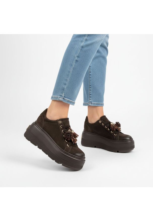 CheBello - Sneakersy damskie Chebello, ze skóry naturalnej z cholewką o zamszowym wykończeniu i ozdobnymi frędzlami przy sznurowaniu, brązowe, 5002_-268-000-PSK. Okazja: na co dzień. Kolor: brązowy. Materiał: skóra, zamsz. Szerokość cholewki: normalna. Wzór: kwiaty. Obcas: na platformie. Styl: casual, elegancki