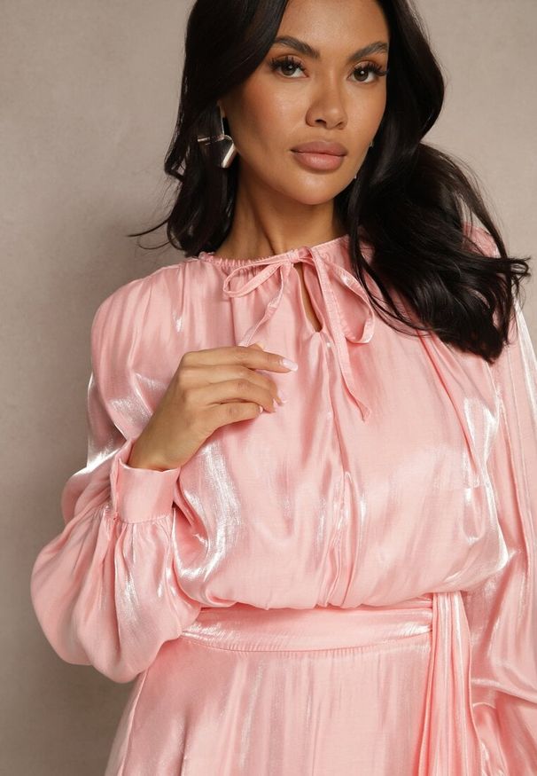 Renee - Różowa Sukienka z Wiskozy z Falbanką i Wiązaniem Finlio. Okazja: na co dzień. Kolor: różowy. Materiał: wiskoza. Styl: klasyczny, elegancki, casual