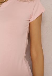 Renee - Jasnoróżowy T-shirt Ariema. Kolor: różowy. Materiał: dzianina. Długość rękawa: krótki rękaw. Długość: krótkie. Wzór: gładki