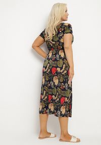 Born2be - Granatowa Rozkloszowana Sukienka z Gumką w Talii we Wzór Pawich Oczek Duilla. Kolekcja: plus size. Kolor: niebieski. Sezon: lato. Typ sukienki: dla puszystych
