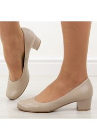 Beżowe Polskie czółenka damskie Gregors 702. Okazja: na co dzień. Kolor: czerwony. Materiał: skóra. Szerokość cholewki: normalna. Obcas: na obcasie. Styl: casual, elegancki, klasyczny. Wysokość obcasa: niski #1