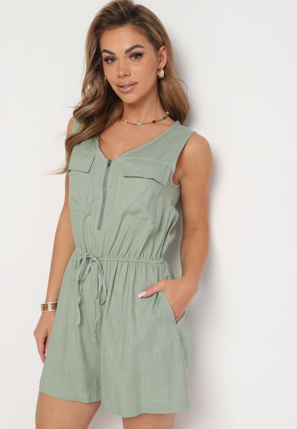 Born2be - Zielony Taliowany Bawełniany Kombinezon z Gumką w Pasie Zapinany na Suwak Tennea. Okazja: do pracy. Kolor: zielony. Materiał: bawełna. Długość: krótkie. Styl: elegancki, klasyczny
