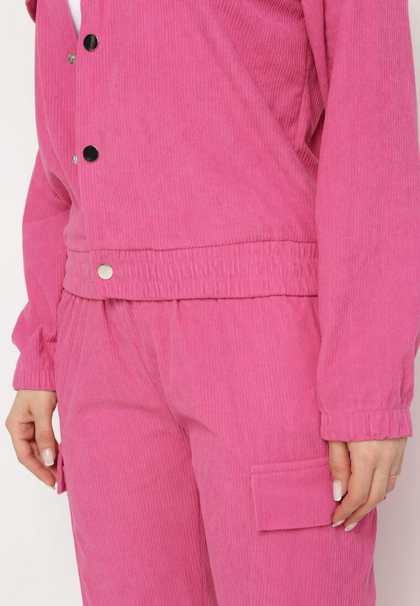 Born2be - Fuksjowy Komplet Dresowy Utility z Bluzą z Kołnierzykiem i Joggerami z Szerokimi Klapami Imixa. Kolor: różowy. Materiał: dresówka. Długość: długie. Wzór: aplikacja. Styl: klasyczny