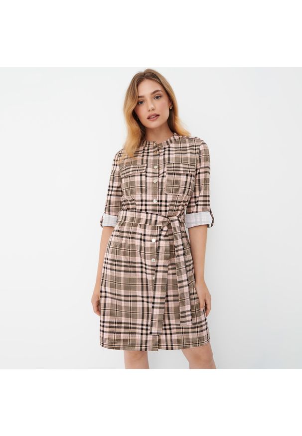 Mohito - Koszulowa sukienka mini w kratę - Różowy. Kolor: różowy. Typ sukienki: koszulowe. Długość: mini