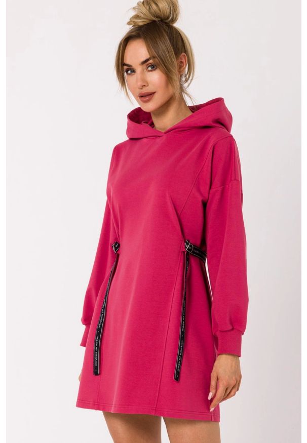 MOE - Sukienka bawełniana trapezowa jak bluza z kapturem fuksja. Okazja: na spacer, na co dzień. Typ kołnierza: kaptur. Kolor: różowy. Materiał: bawełna. Typ sukienki: trapezowe. Styl: casual