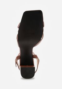 Born2be - Brązowe Sandały na Słupku z Metaliczną Ozdobą w Etnicznym Stylu Vensara. Okazja: na co dzień. Zapięcie: pasek. Kolor: brązowy. Materiał: len. Wzór: aplikacja. Sezon: lato. Obcas: na słupku. Styl: casual, elegancki #6