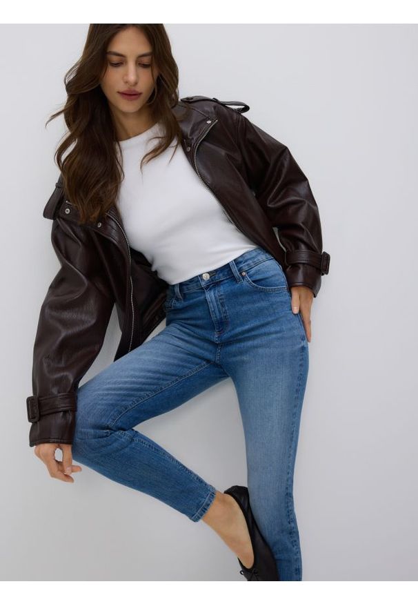 Reserved - Jeansy slim fit z przetarciami - niebieski. Kolor: niebieski