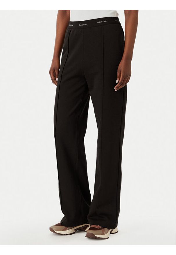 Calvin Klein Jeans Spodnie dresowe LV047G253G Brązowy ciemny Relaxed Fit. Kolor: brązowy. Materiał: bawełna