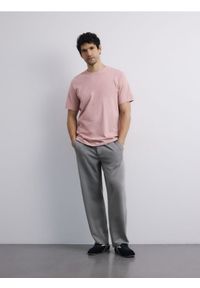 Reserved - T-shirt regular z bawełny - jasnofioletowy. Kolor: fioletowy. Materiał: bawełna