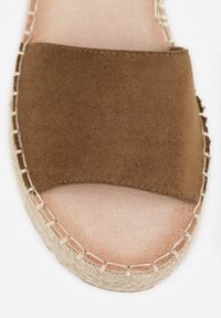 Renee - Ciemnozielone Sandały VICES z Imitacji Zamszu na Niskim Plecionym Koturnie Anameda. Okazja: na co dzień. Zapięcie: pasek. Kolor: zielony. Materiał: zamsz. Wzór: haft. Obcas: na koturnie. Styl: casual #7