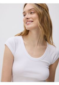 Reserved - T-shirt slim fit - biały. Kolor: biały. Materiał: bawełna