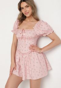 Born2be - Różowa Sukienka Vices z Bufkami Falbankami i Wiązaniem w Kwiaty Tolalira. Okazja: na co dzień. Typ kołnierza: kołnierz z falbankami. Kolor: różowy. Materiał: skóra. Wzór: kwiaty. Styl: klasyczny, casual, elegancki #3
