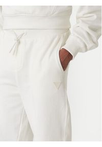 Guess Spodnie dresowe Z6RB03 K9YI1 Biały Regular Fit. Kolor: biały. Materiał: bawełna #4