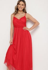 Born2be - Czerwona Sukienka Koktajlowa z Tiulową Siateczką Devinae. Okazja: na co dzień, na imprezę. Typ kołnierza: dekolt w kształcie V. Kolor: czerwony. Materiał: tiul. Długość rękawa: na ramiączkach. Sezon: lato. Styl: wizytowy #5