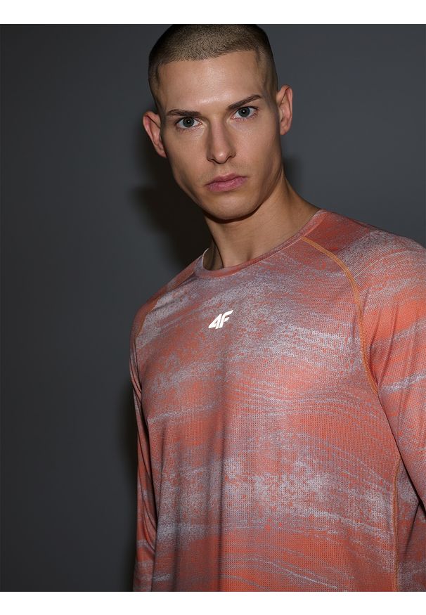 4f - 4F Koszulka rowerowa z długim rękawem męska - pomarańczowa S. Kolor: pomarańczowy. Materiał: dzianina, materiał, syntetyk, włókno, elastan. Długość rękawa: długi rękaw. Długość: krótkie, długie. Wzór: gładki, ze splotem. Sport: kolarstwo