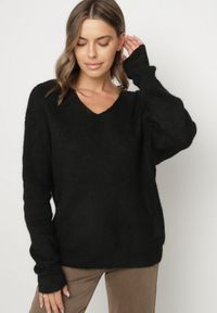 Born2be - Czarny Sweter z Dodatkiem Wełny i Trójkątnym Dekoltem Esmina. Okazja: na co dzień. Kolor: czarny. Materiał: wełna. Styl: klasyczny, casual, elegancki