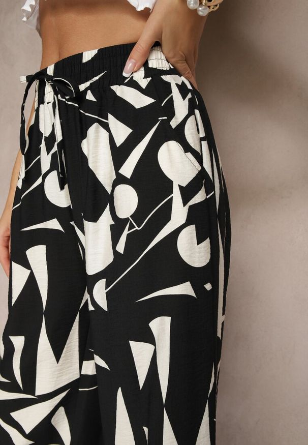 Renee - Czarne Szerokie Spodnie High Waist z Wiskozy Zdobione Abstrakcyjnym Printem Zileira. Okazja: na co dzień. Stan: podwyższony. Kolor: czarny. Materiał: wiskoza. Wzór: aplikacja, nadruk. Styl: klasyczny, elegancki, casual