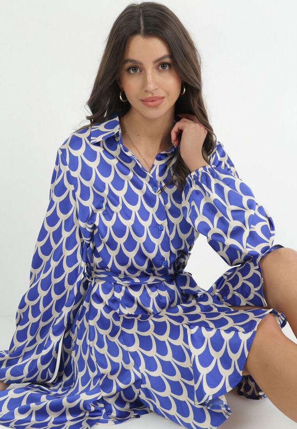 Born2be - Niebieska Koszulowa Sukienka z Wiązanym Paskiem Atheneta. Kolor: niebieski. Materiał: materiał. Wzór: nadruk. Typ sukienki: koszulowe