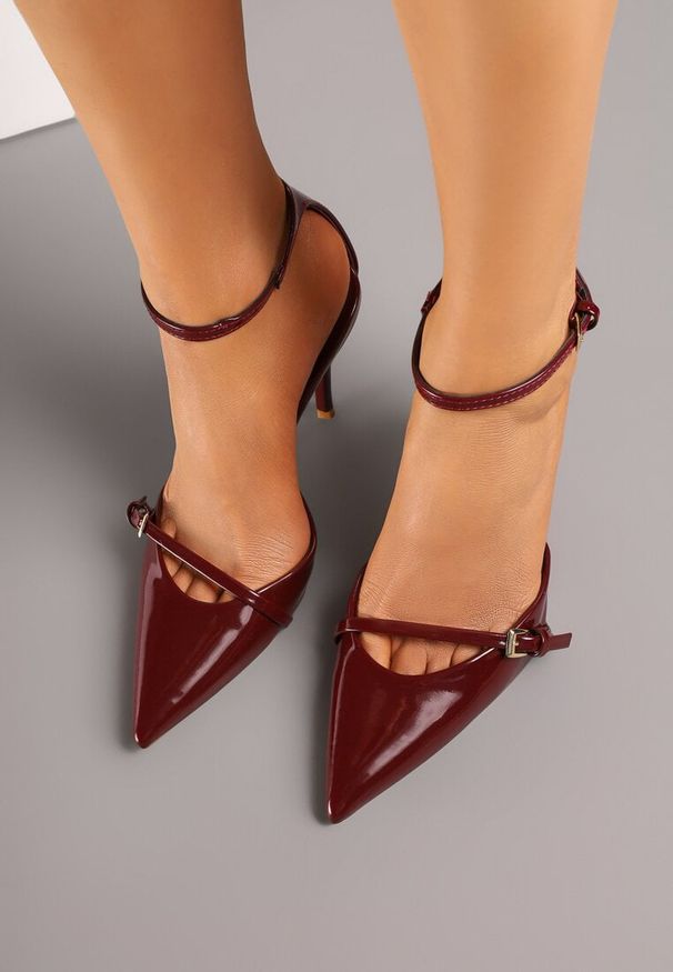 Renee - Bordowe Szpilki Vices z Lakierowanym Połyskiem i Ozdobną Sprzączką Tilonea. Okazja: na co dzień, na randkę, na spotkanie biznesowe. Nosek buta: szpiczasty. Zapięcie: sprzączka. Kolor: czerwony. Materiał: lakier. Obcas: na szpilce. Styl: biznesowy, casual, elegancki. Wysokość obcasa: średni