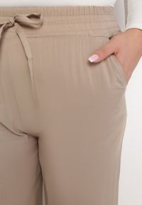 Born2be - Ciemnobeżowe Bawełniane Spodnie Szerokie z Kieszeniami Hiveta. Kolor: beżowy. Materiał: bawełna #6