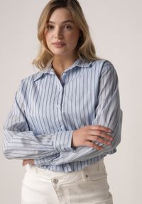 Born2be - Niebieska Bawełniana Koszula Oversize w Pionowe Paski z Gumką Kycer. Okazja: na co dzień, na spotkanie biznesowe. Typ kołnierza: kołnierzyk klasyczny. Kolor: niebieski. Materiał: bawełna. Wzór: paski. Styl: casual, biznesowy, elegancki, klasyczny #3