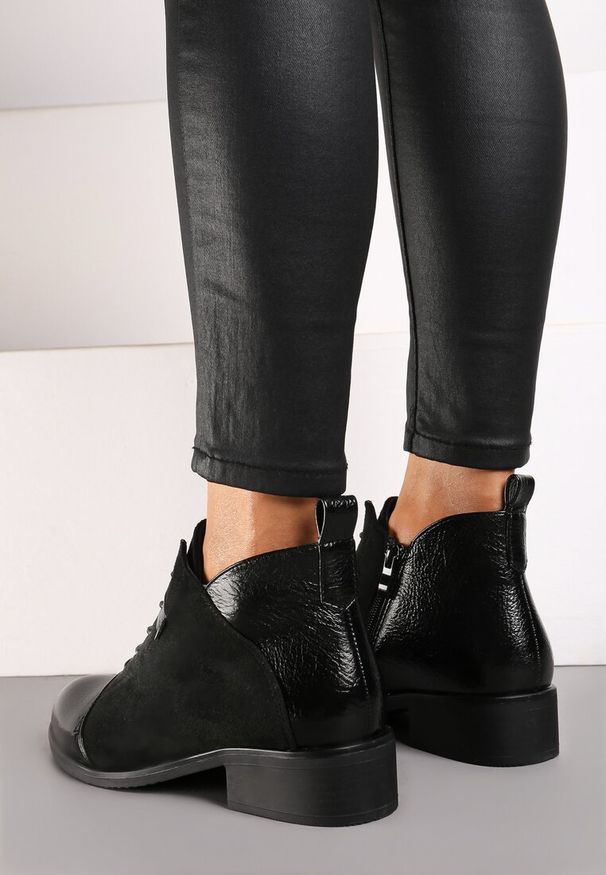 Born2be - Czarne Płaskie Botki z Kontrastowymi Elementami i Sznurowaniem Lorian. Okazja: na spacer, na co dzień. Zapięcie: sznurówki. Kolor: czarny. Materiał: jeans. Styl: casual, elegancki, klasyczny