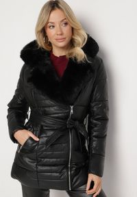 Born2be - Czarna Pikowana Kurtka z Kapturem Futerkiem i Paskiem Greleti. Okazja: na spacer. Typ kołnierza: kaptur. Kolor: czarny. Materiał: futro. Styl: elegancki #7