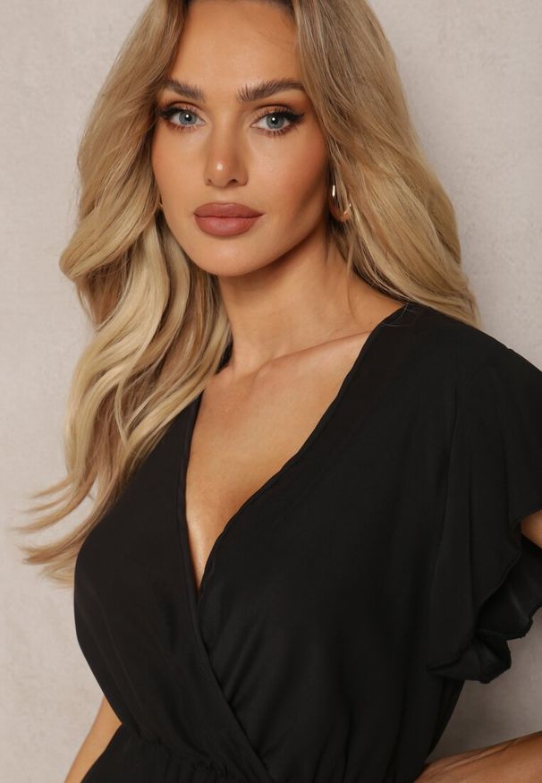 Renee - Czarna Midi Sukienka o Rozkloszowanym Fasonie z Kopertowym Dekoltem i Plisami Axanntia. Kolor: czarny. Typ sukienki: kopertowe. Długość: midi