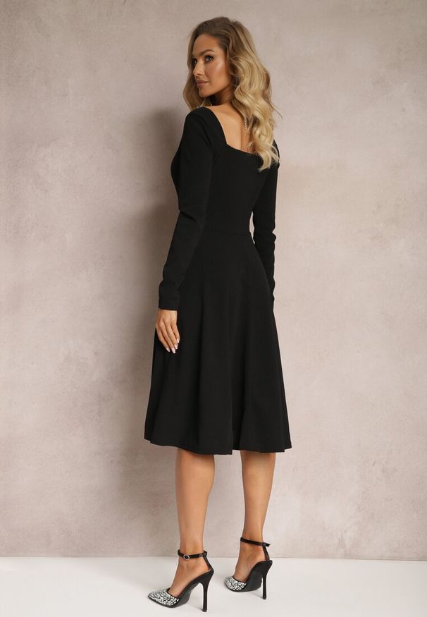 Renee - Czarna Rozkloszowana Sukienka Midi z Guzikami i Głębokim Dekoltem Salaria. Kolor: czarny. Długość: midi