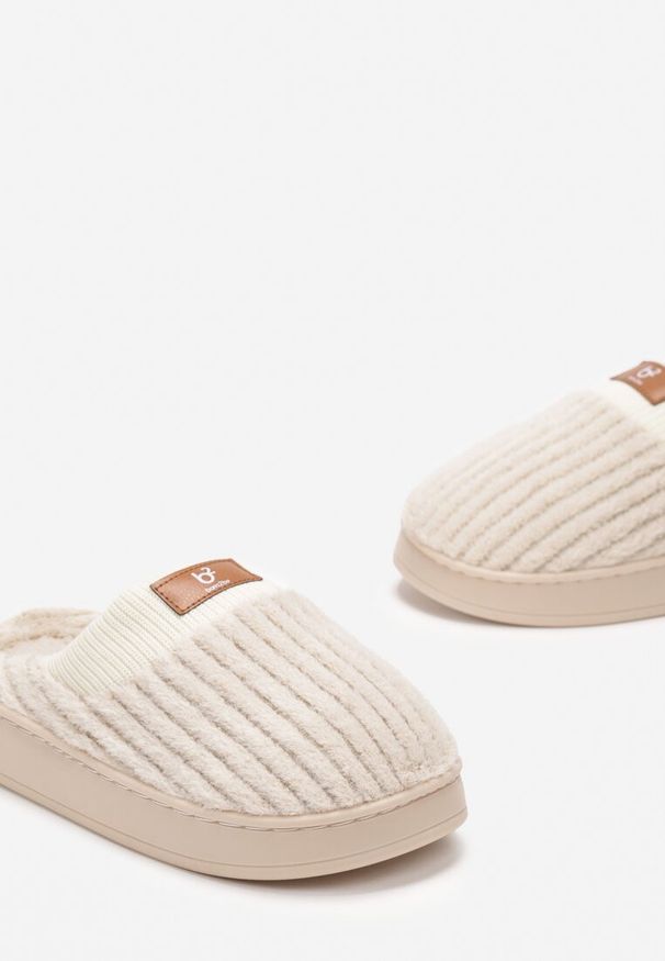 Born2be - Beżowe Kapcie z Futerka Ozdobione Tłoczeniem i Naszywką Lavetire. Kolor: beżowy. Materiał: futro. Wzór: aplikacja