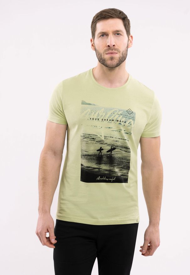 Volcano - T-shirt z printem T-DREAM. Kolor: zielony. Materiał: materiał, bawełna, skóra. Długość rękawa: krótki rękaw. Długość: krótkie. Wzór: nadruk. Sezon: lato. Styl: klasyczny