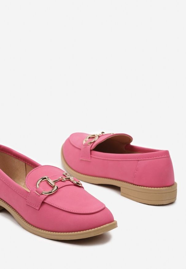 Born2be - Fuksjowe Mokasyny z Imitacji Zamszu z Metaliczną Klamerką Karnelia. Okazja: na co dzień. Kolor: różowy. Materiał: zamsz. Obcas: na obcasie. Styl: casual, elegancki. Wysokość obcasa: średni