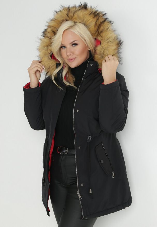 Born2be - Czarno-Czerwona Kurtka Parka Dwustronna Sikave. Okazja: na randkę, na co dzień, na spacer. Kolor: czarny. Materiał: jeans, tkanina, futro. Długość rękawa: długi rękaw. Długość: długie. Sezon: zima, jesień. Styl: elegancki, casual