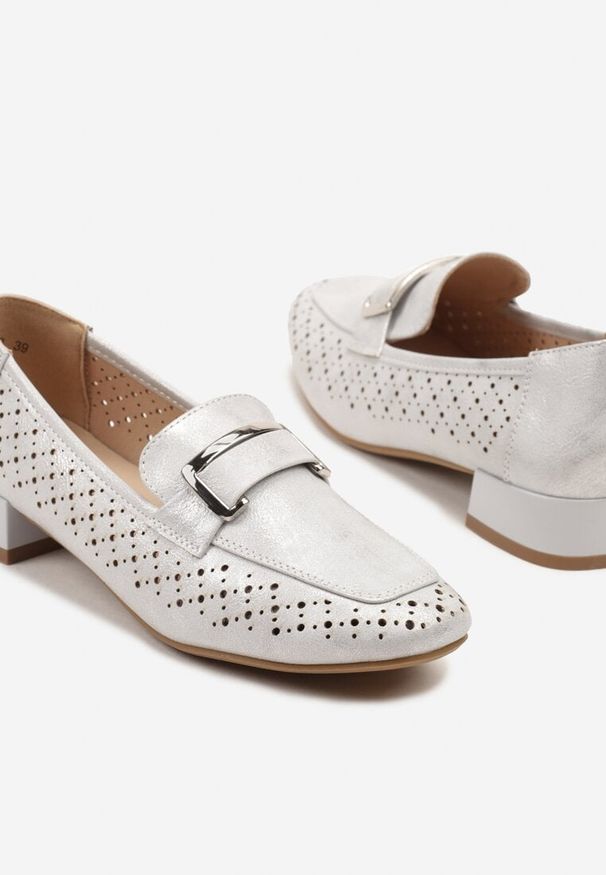 Born2be - Srebrne Ażurowe Półbuty na Niskim Słupku ze Skórzaną Wkładką i Aplikacją Marindra. Okazja: na co dzień. Kolor: srebrny. Materiał: skóra. Wzór: aplikacja, ażurowy. Obcas: na słupku. Styl: casual, retro, elegancki