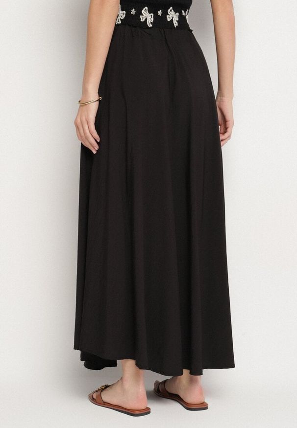 Born2be - Czarna Rozkloszowana Spódnica z Wiskozą Zisene. Okazja: na co dzień. Kolor: czarny. Materiał: wiskoza. Styl: klasyczny, elegancki, casual