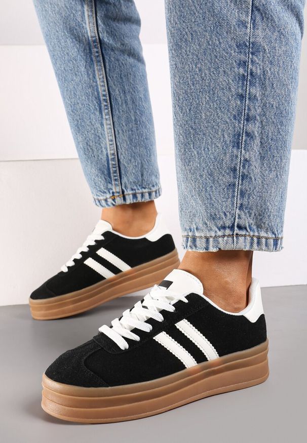 Renee - Czarne Klasyczne Sneakersy na Niewysokiej Platformie Terilee. Okazja: na co dzień. Nosek buta: okrągły. Zapięcie: sznurówki. Kolor: czarny. Materiał: jeans, nubuk, syntetyk. Wzór: aplikacja. Obcas: na platformie. Wysokość obcasa: niski