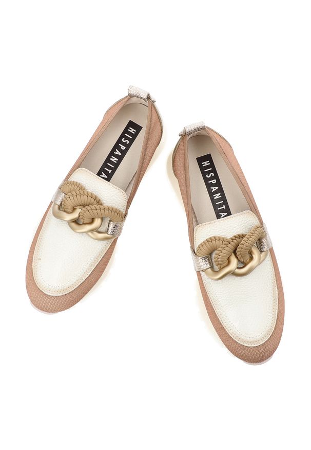 Półbuty damskie Hispanitas, ze skóry naturalnej z wsuwanym krojem i ozdobą na podbiciu posiada przeszycia na cholewce, beżowe, HV264834 Formentera-V2. Okazja: na co dzień. Kolor: beżowy. Materiał: skóra. Szerokość cholewki: normalna. Wzór: aplikacja. Sezon: wiosna, lato. Styl: casual, elegancki, klasyczny